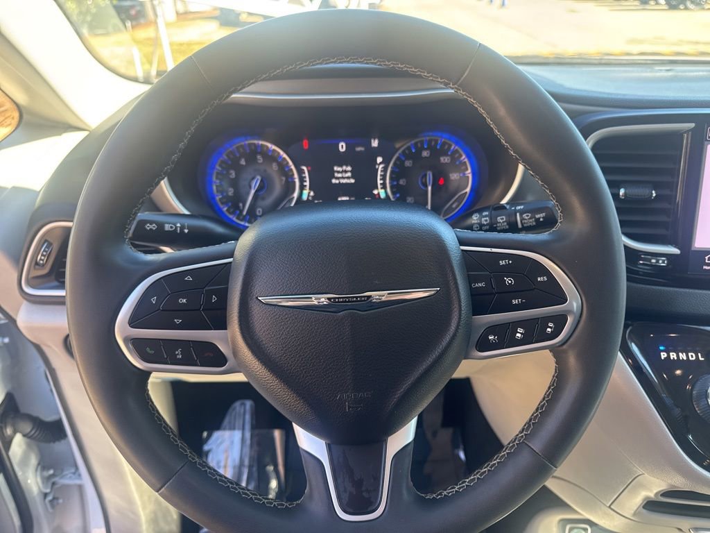 Used 2024 Chrysler Pacifica Touring-L image 25