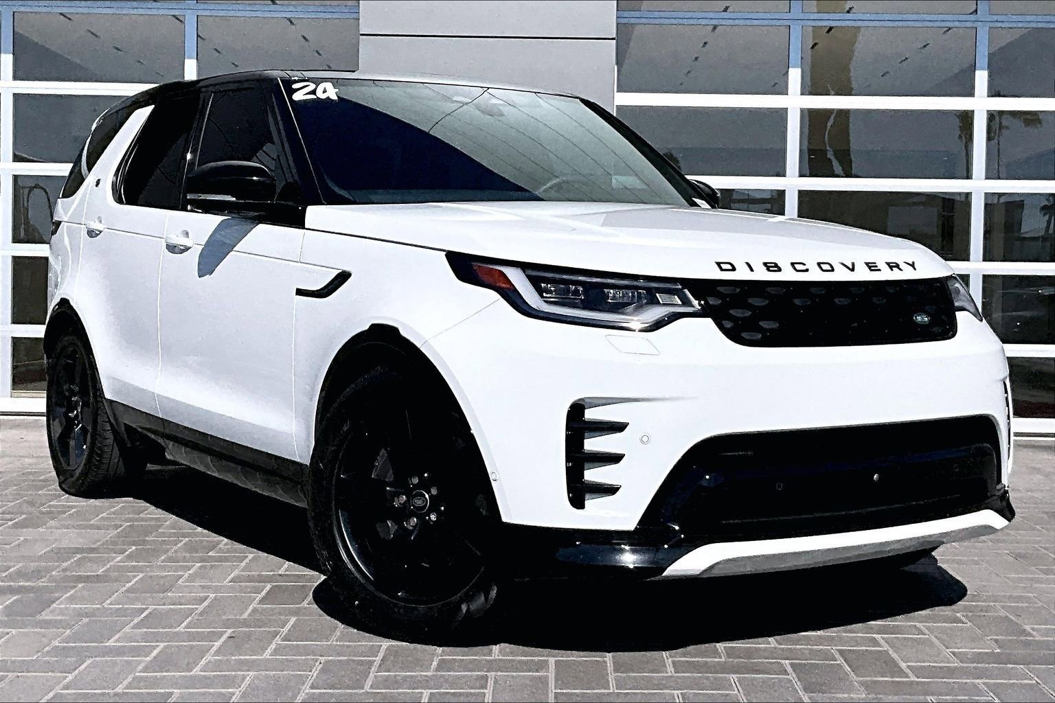 Used 2024 Land Rover Discovery Dynamic SE image 3