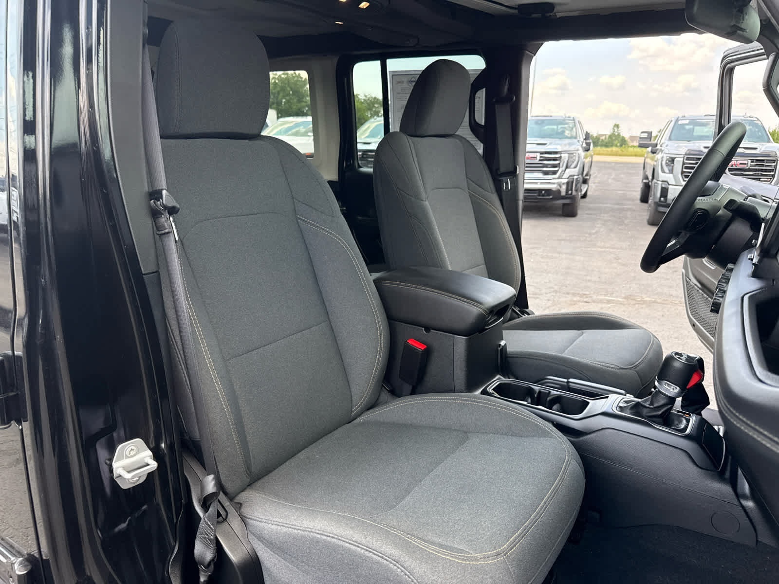 Used 2025 Jeep Wrangler Unlimited Sahara AWD/4WD image 28