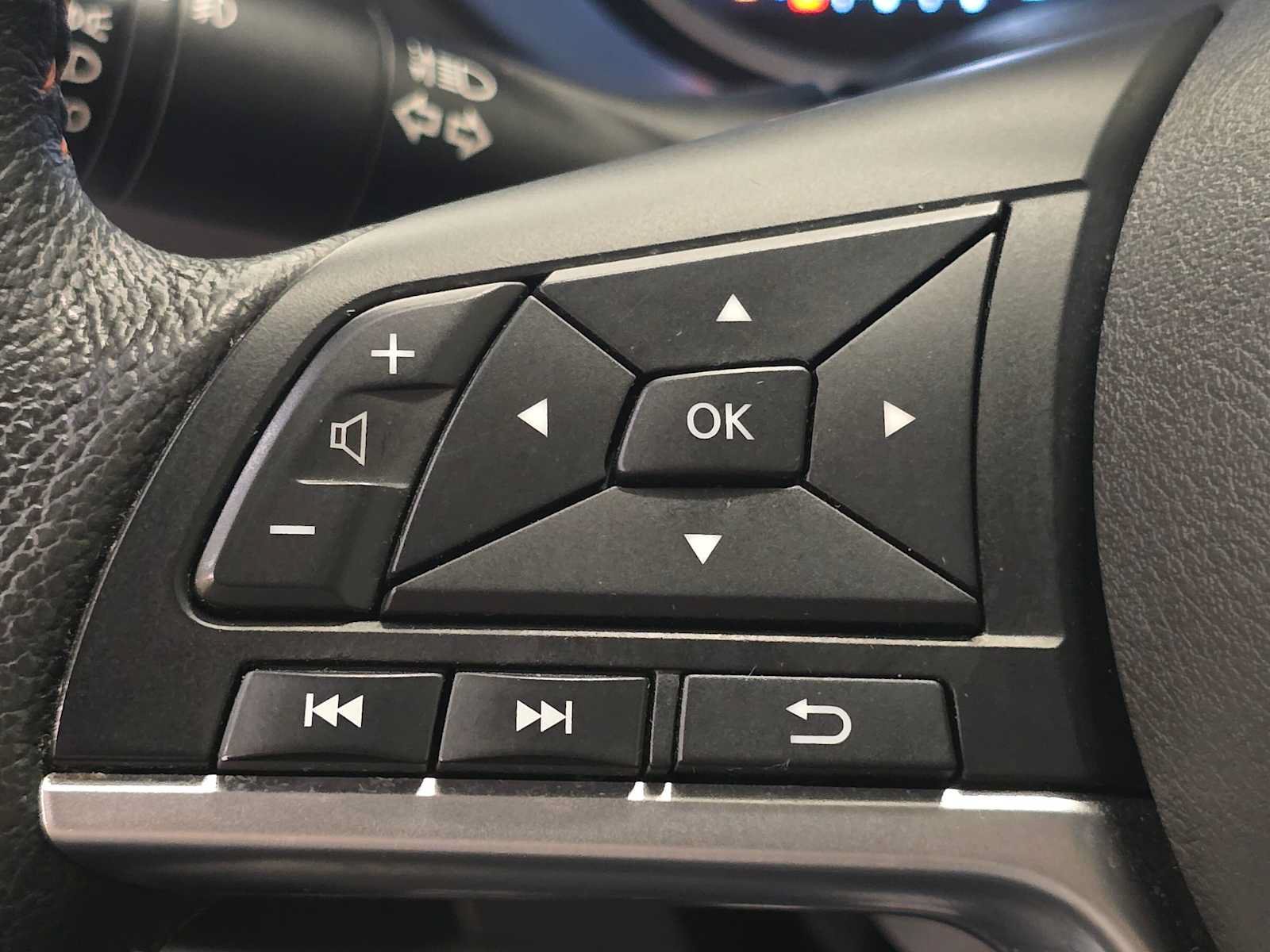 Used 2020 Nissan Kicks SR FWD image 17