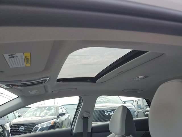 Used 2025 Hyundai Elantra Limited FWD image 17