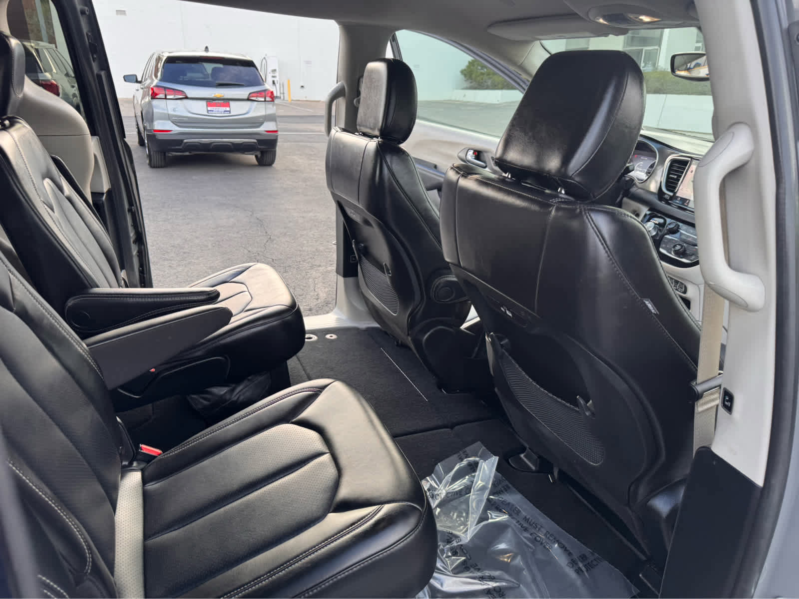 Used 2023 Chrysler Pacifica Touring-L image 14