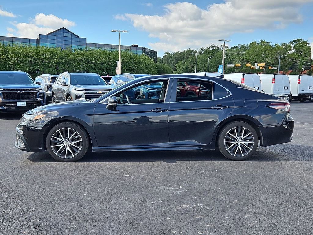 Used 2022 Toyota Camry SE w/ Convenience Package FWD image 3