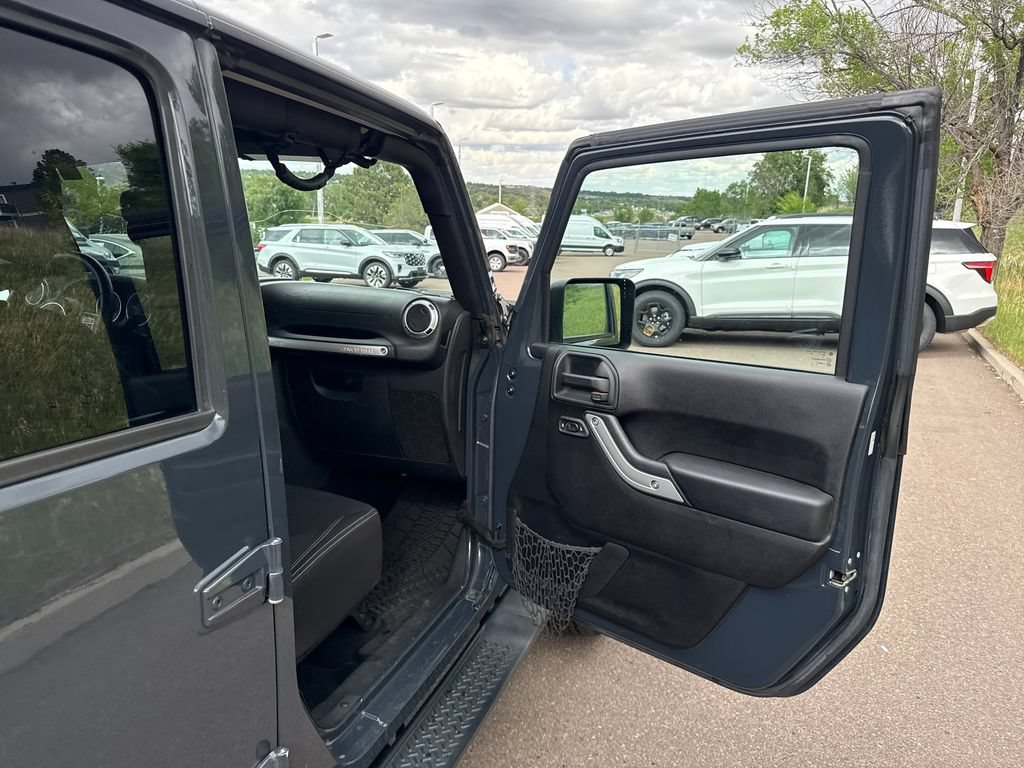 Used 2016 Jeep Wrangler Unlimited Sahara w/ Connectivity Group AWD/4WD image 22