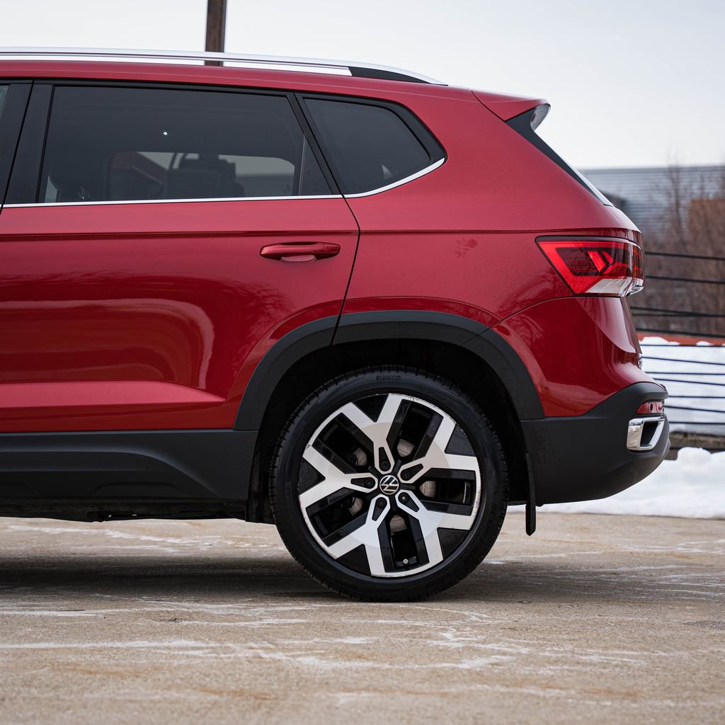 Certified 2023 Volkswagen Taos SEL image 4