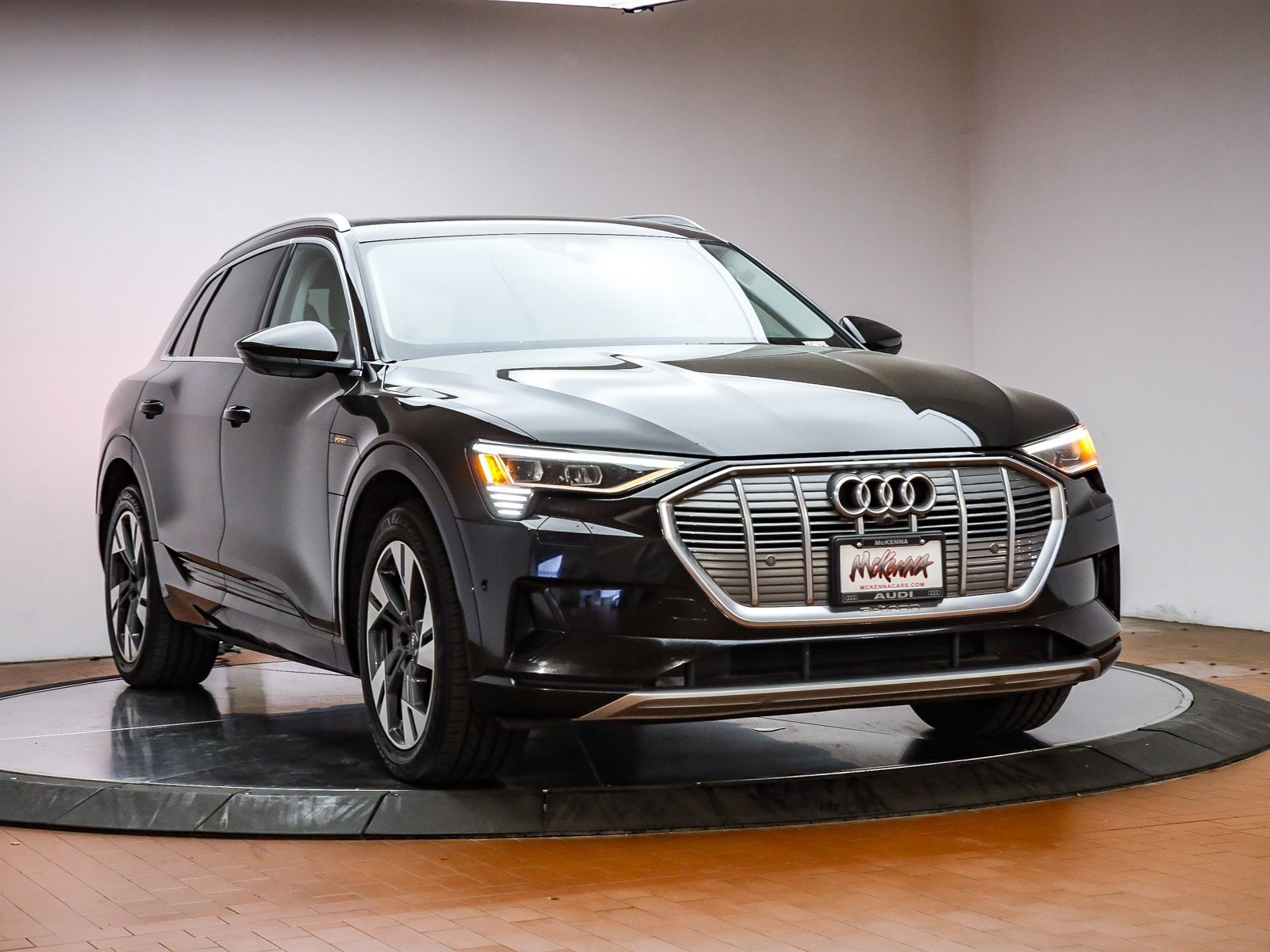 Used 2021 Audi e-tron Premium Plus w/ Premium Plus Package image 3