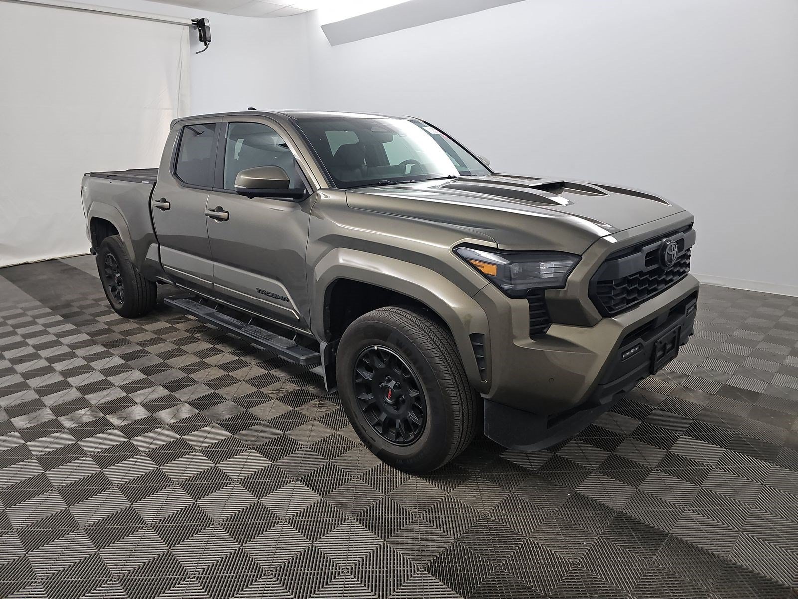 Used 2025 Toyota Tacoma TRD Sport w/ TRD Sport Premium Package RWD image 3