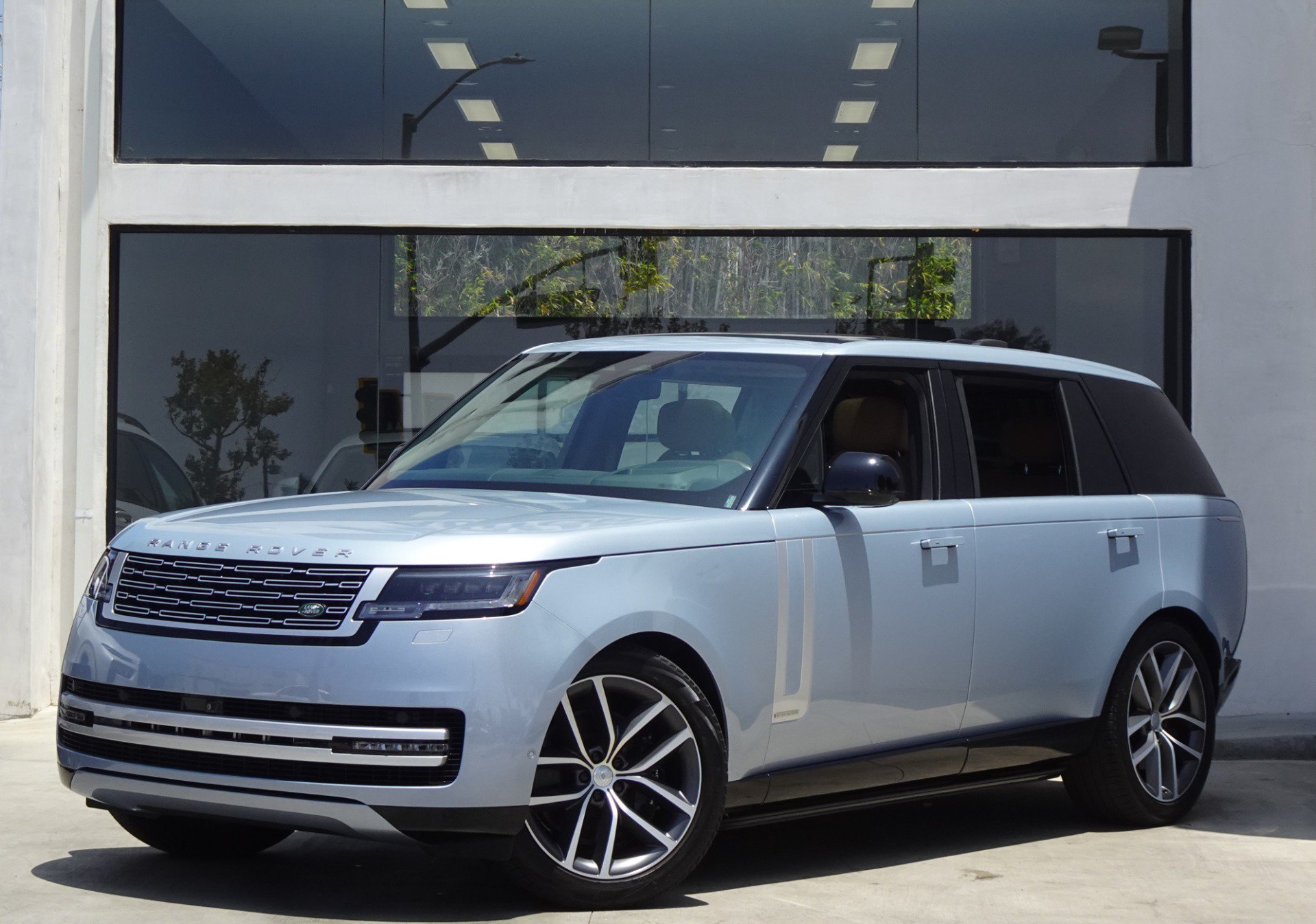 Used 2024 Land Rover Range Rover Long Wheelbase Autobiography AWD/4WD image 10