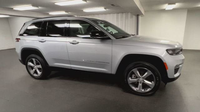 Used 2022 Jeep Grand Cherokee Limited w/ Luxury Tech Group II AWD/4WD image 2