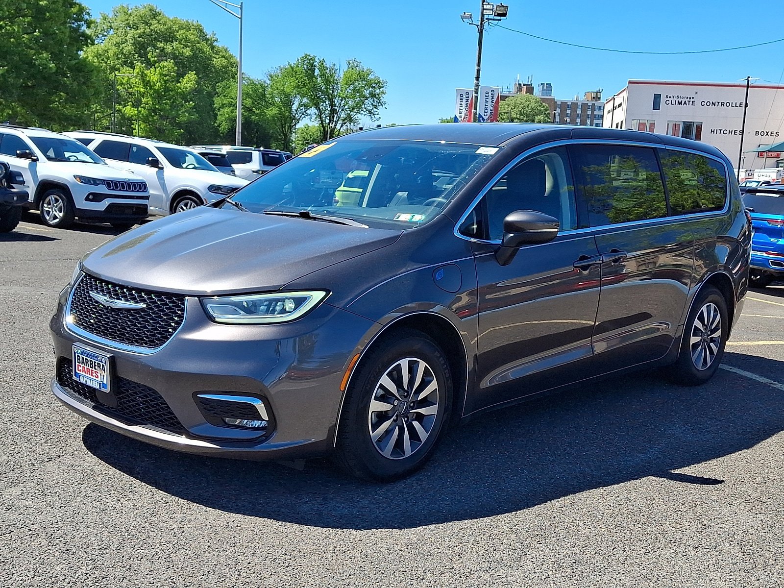 Used 2023 Chrysler Pacifica Touring-L FWD image 3