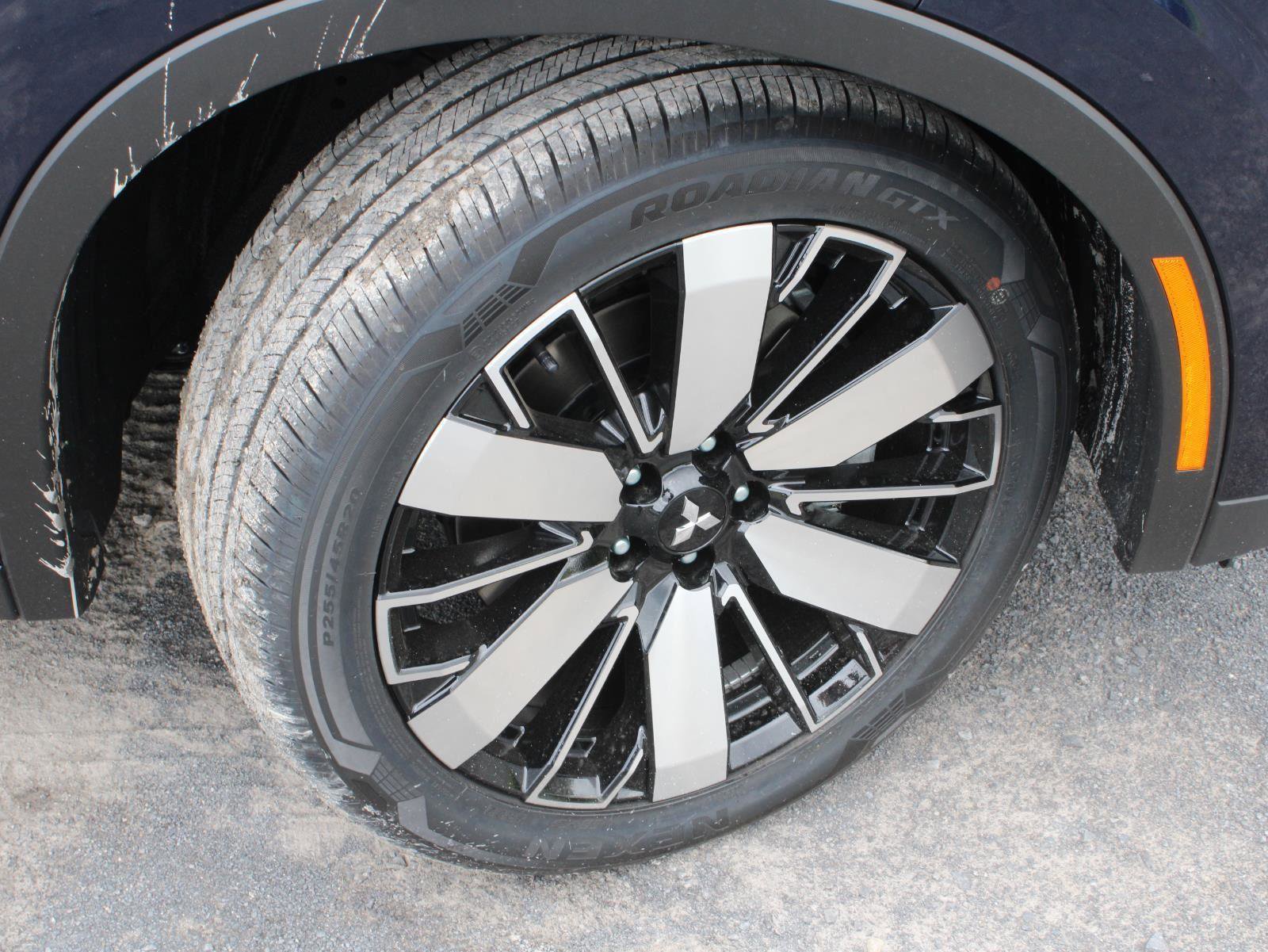 New 2025 Mitsubishi Outlander SE image 11