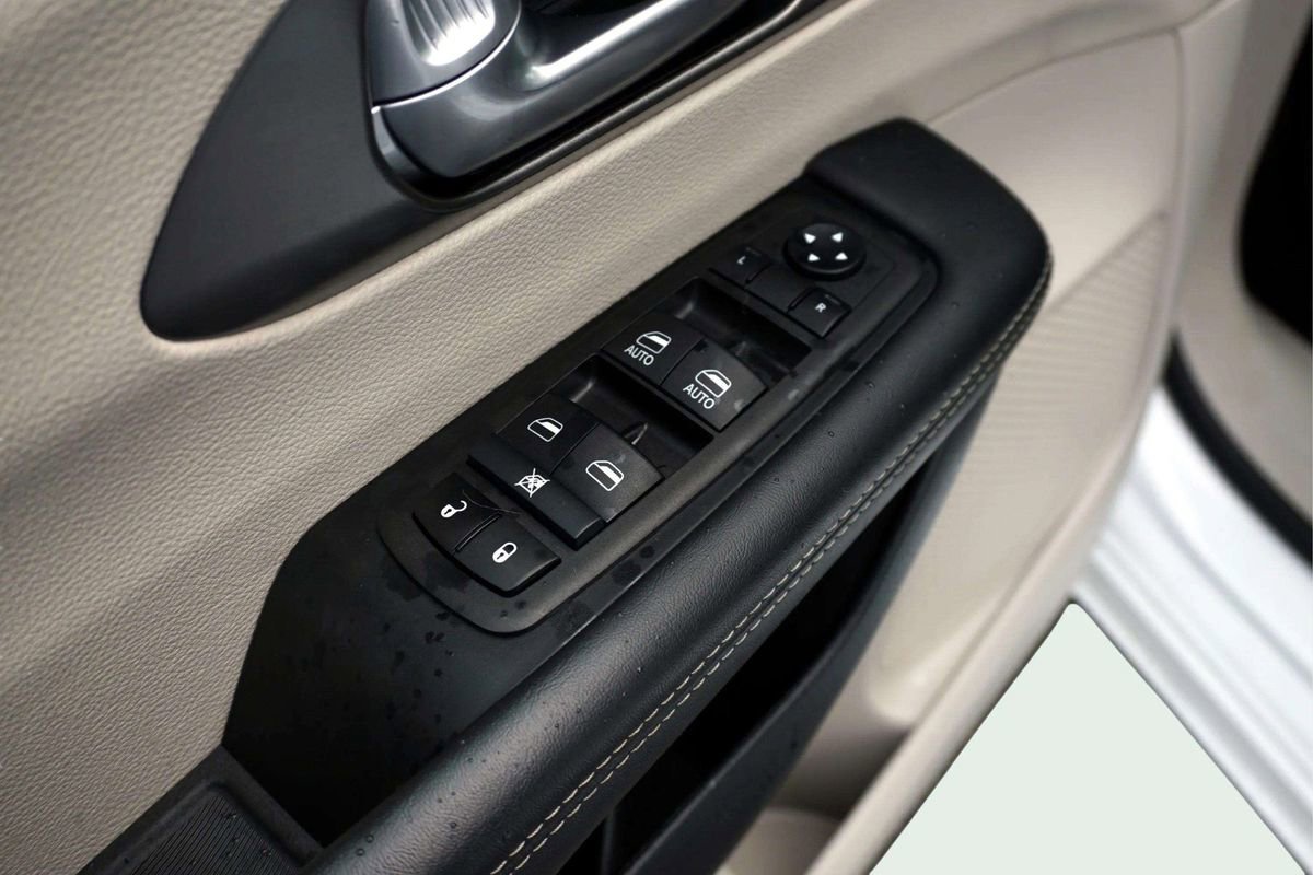 Used 2024 Chrysler Pacifica Touring-L FWD image 17