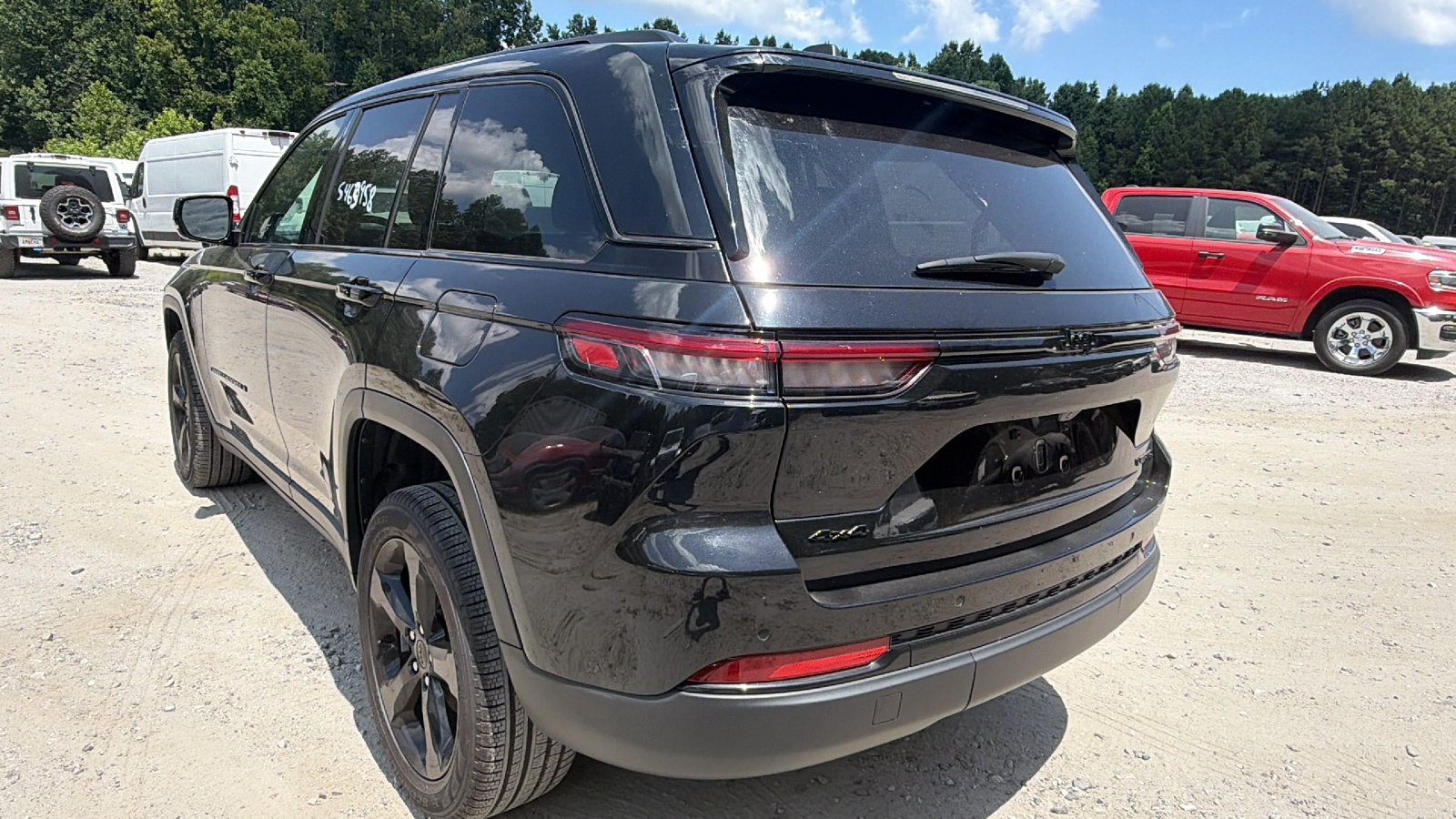 Used 2025 Jeep Grand Cherokee Limited w/ Black Appearance Package AWD/4WD image 10