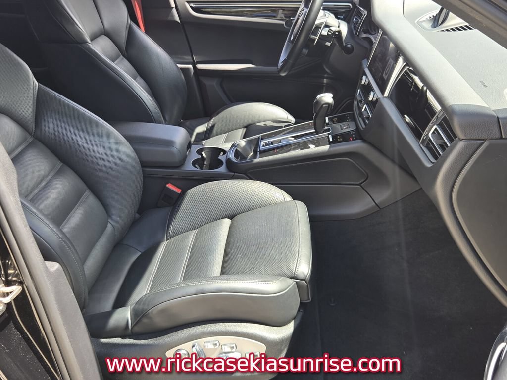 Used 2023 Porsche Macan Turbo AWD/4WD image 17