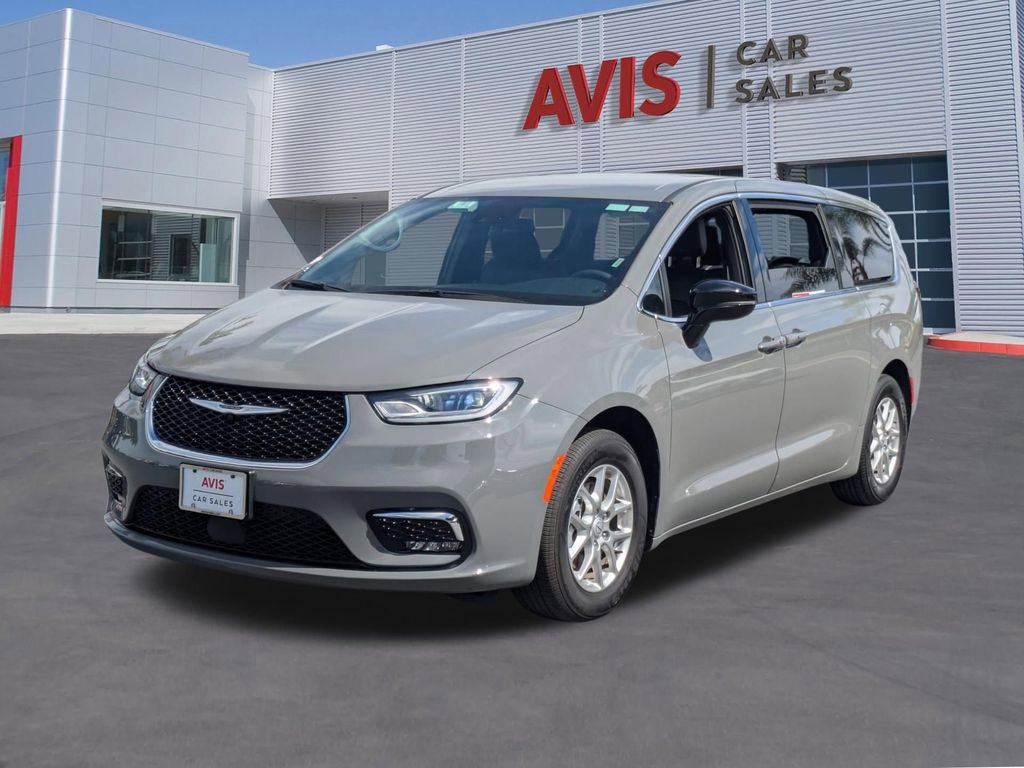 Used 2025 Chrysler Pacifica Select