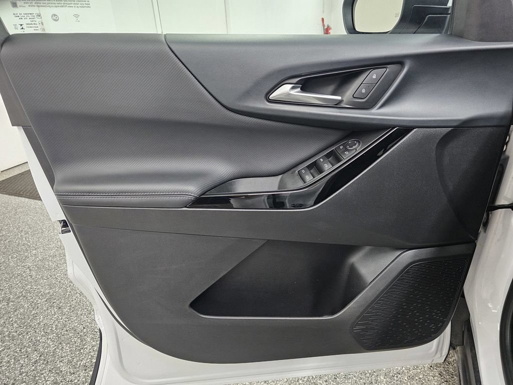 Used 2025 Chevrolet Equinox LT w/ Safety and Technology Package FWD image 13