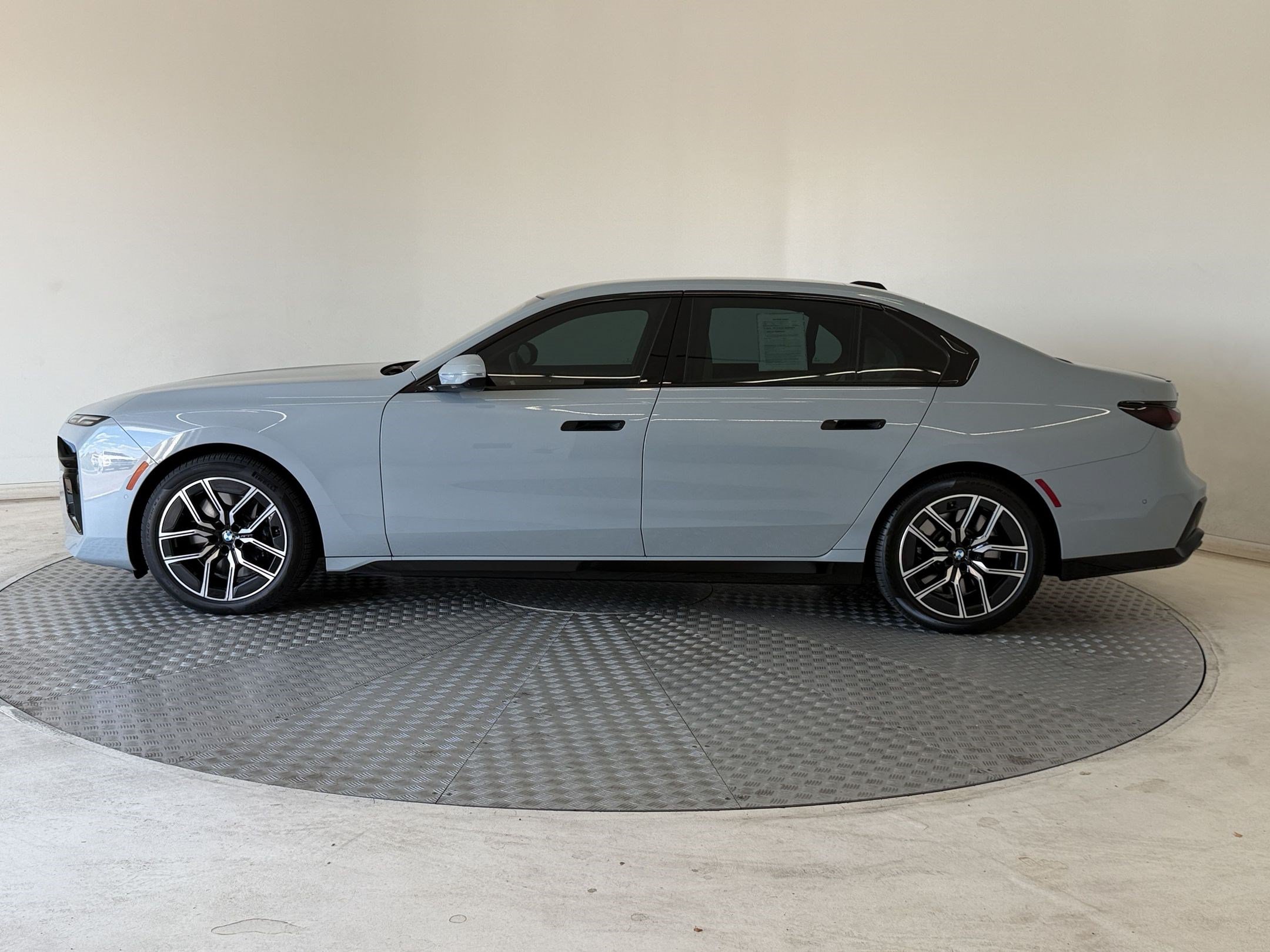 Certified 2023 BMW 760i xDrive AWD/4WD image 2