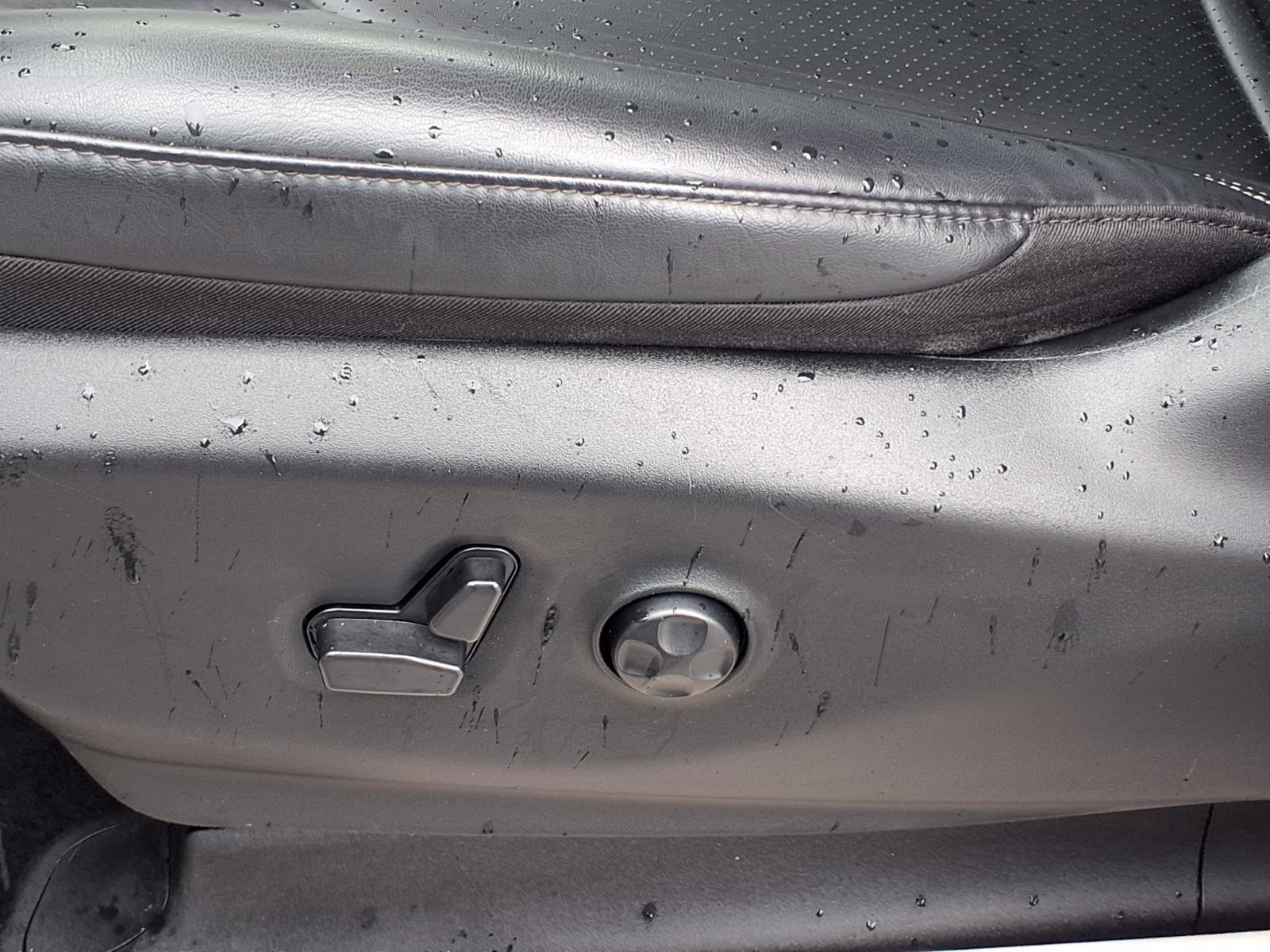 Used 2024 Chrysler Pacifica Touring-L image 4