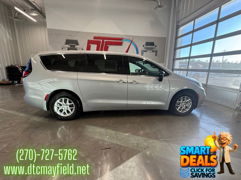New 2026 Chrysler Pacifica Select image 2