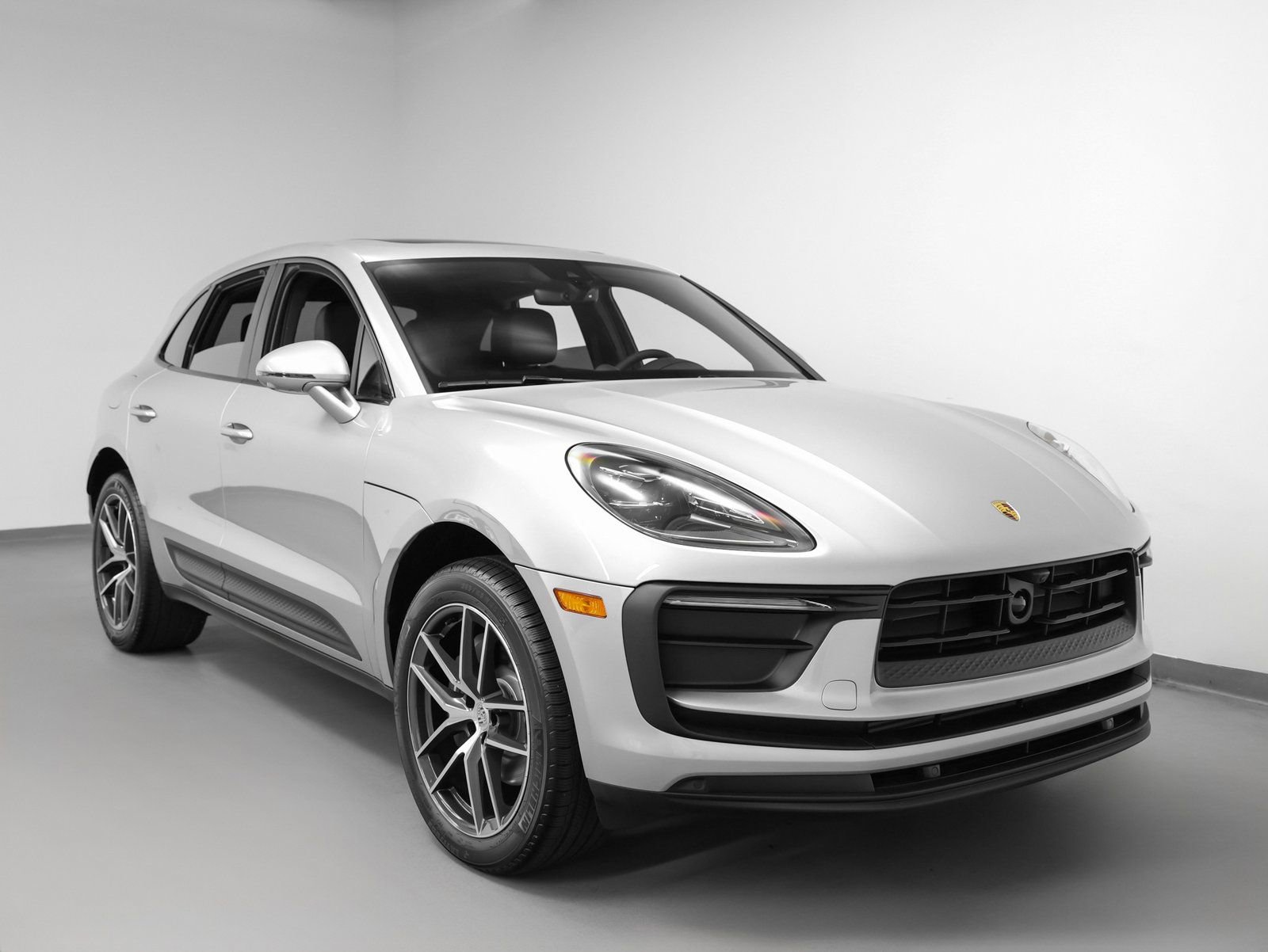 Certified 2025 Porsche Macan image 10