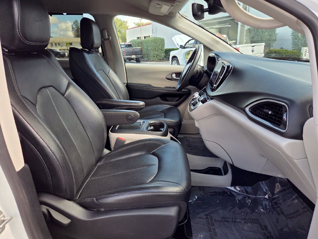 Used 2022 Chrysler Pacifica Touring-L FWD image 18