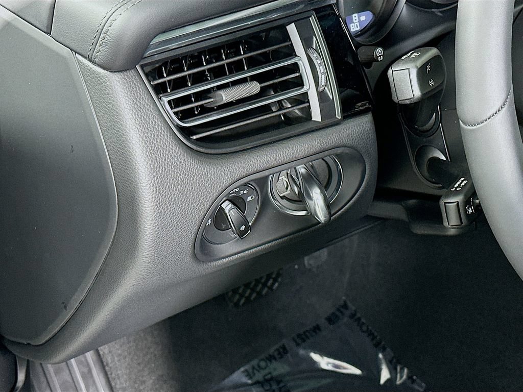 Certified 2026 Porsche Macan AWD/4WD image 11