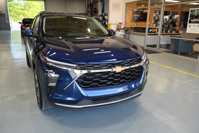 Used 2024 Chevrolet Trax LT w/ Driver Confidence Package FWD image 3