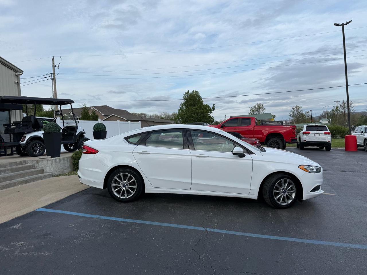Used 2017 Ford Fusion SE image 2
