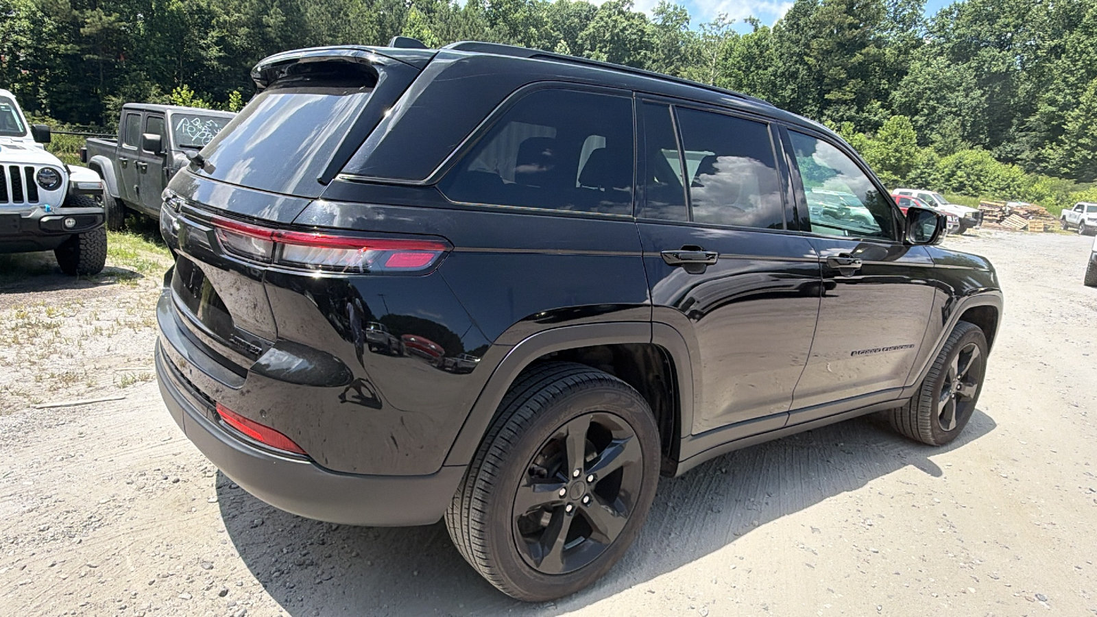 Used 2025 Jeep Grand Cherokee Limited w/ Black Appearance Package AWD/4WD image 8