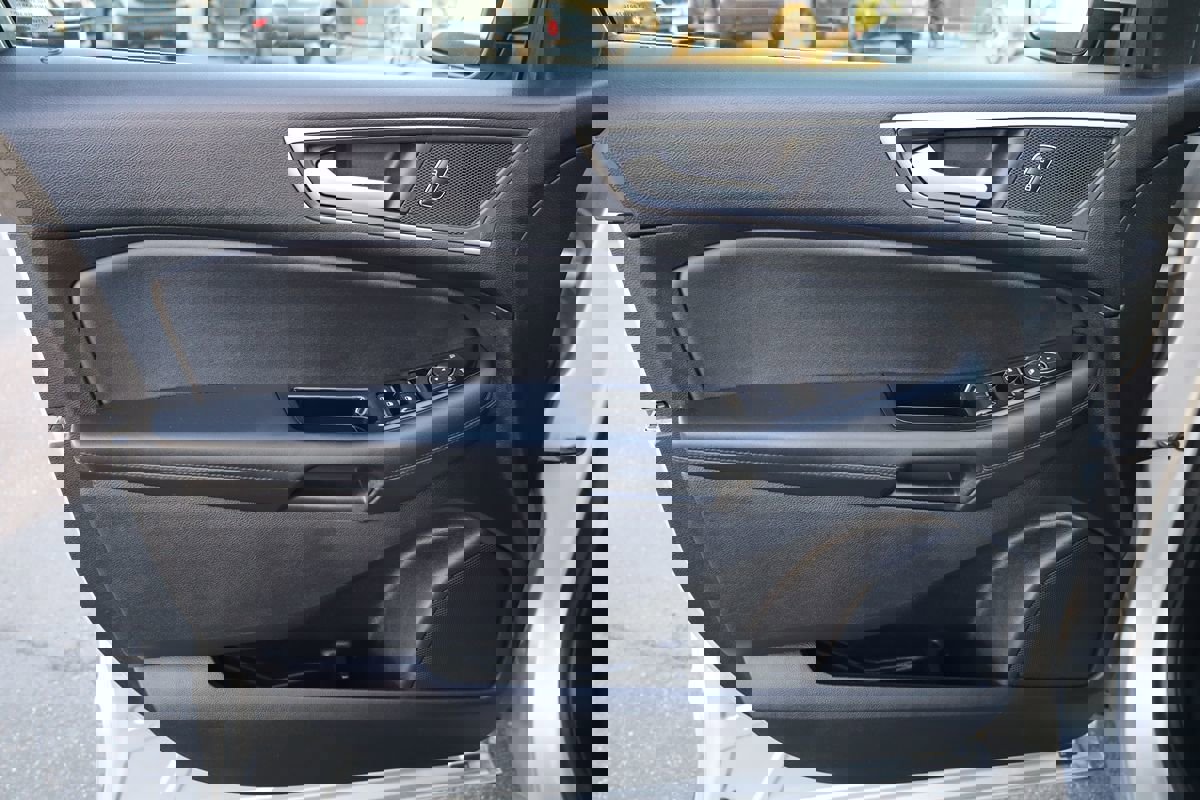 Used 2019 Ford Edge SEL w/ Equipment Group 201A image 9