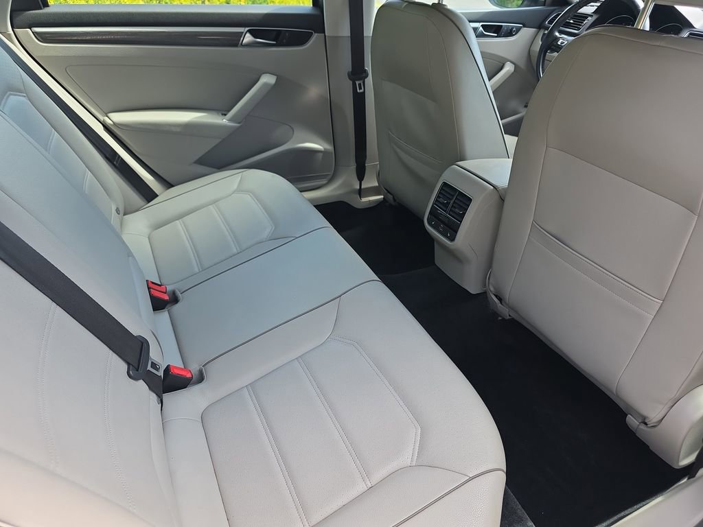 Used 2017 Volkswagen Passat 1.8T SE FWD image 16