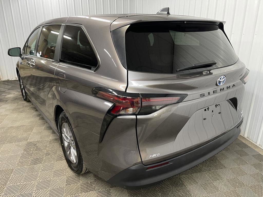 Used 2024 Toyota Sienna LE image 9