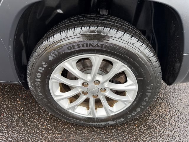 Used 2019 Jeep Cherokee Latitude w/ Popular Appearance Group AWD/4WD image 13
