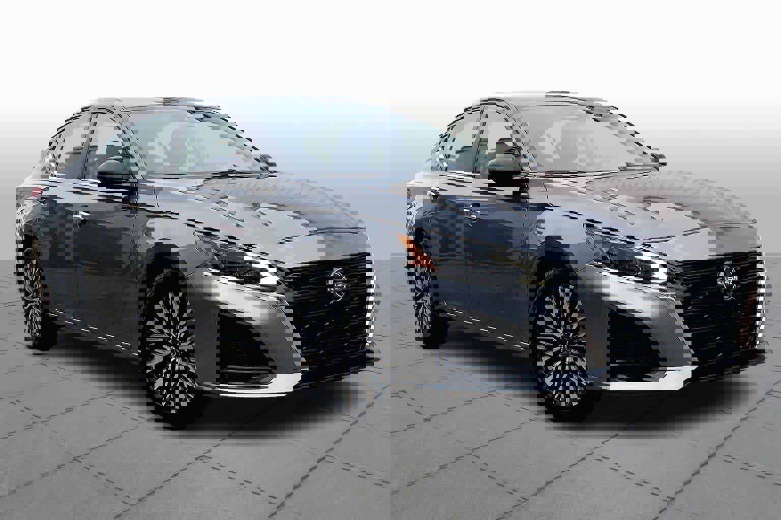 Used 2024 Nissan Altima 2.5 SV image 3