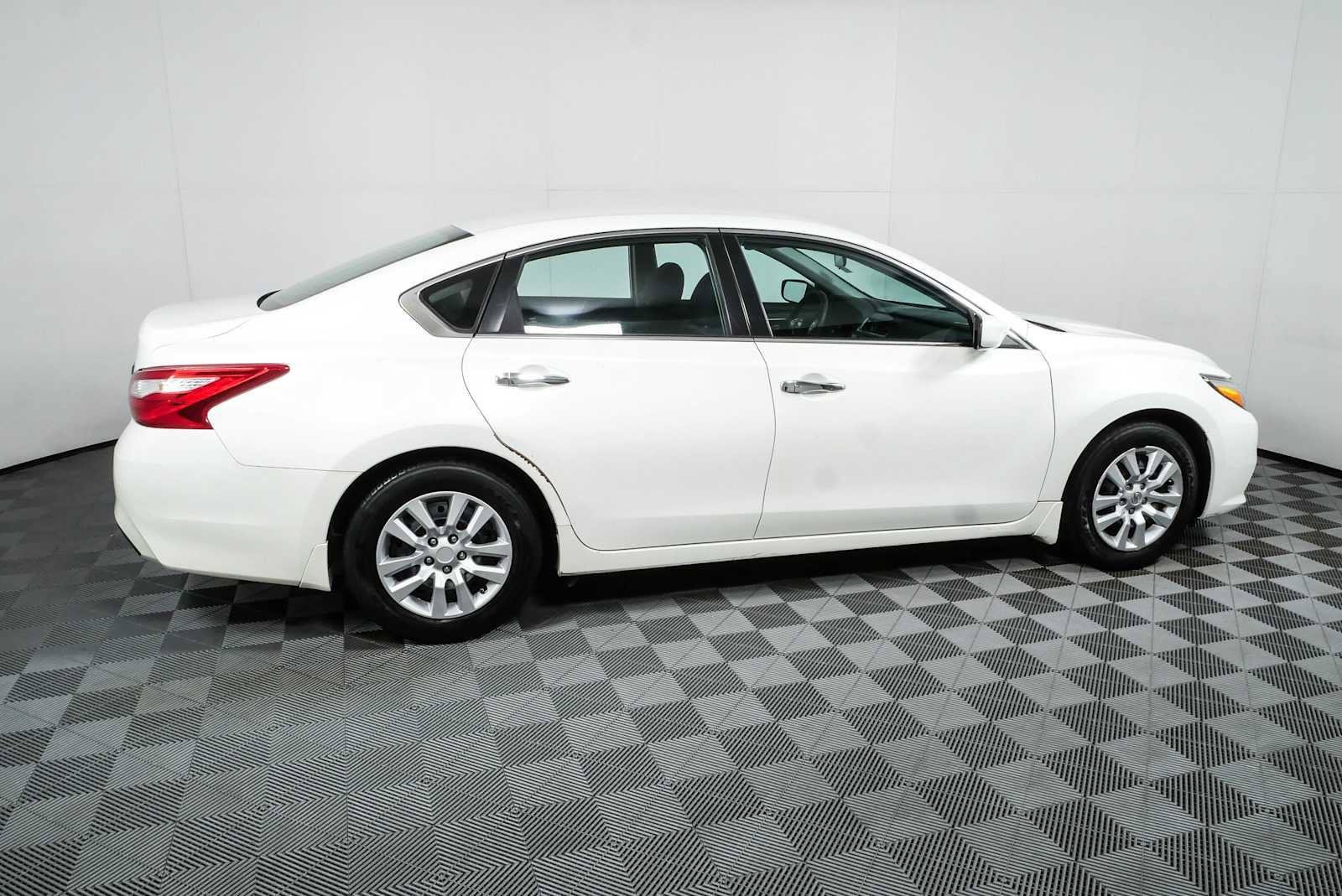 Used 2017 Nissan Altima 2.5 S w/ Power Driver Seat Package FWD image 2