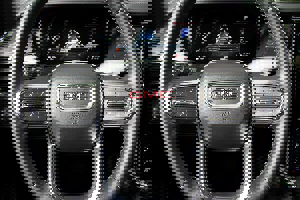 Used 2025 GMC Acadia Elevation image 13