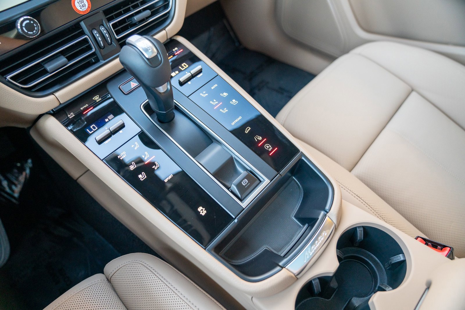 Certified 2025 Porsche Macan image 18