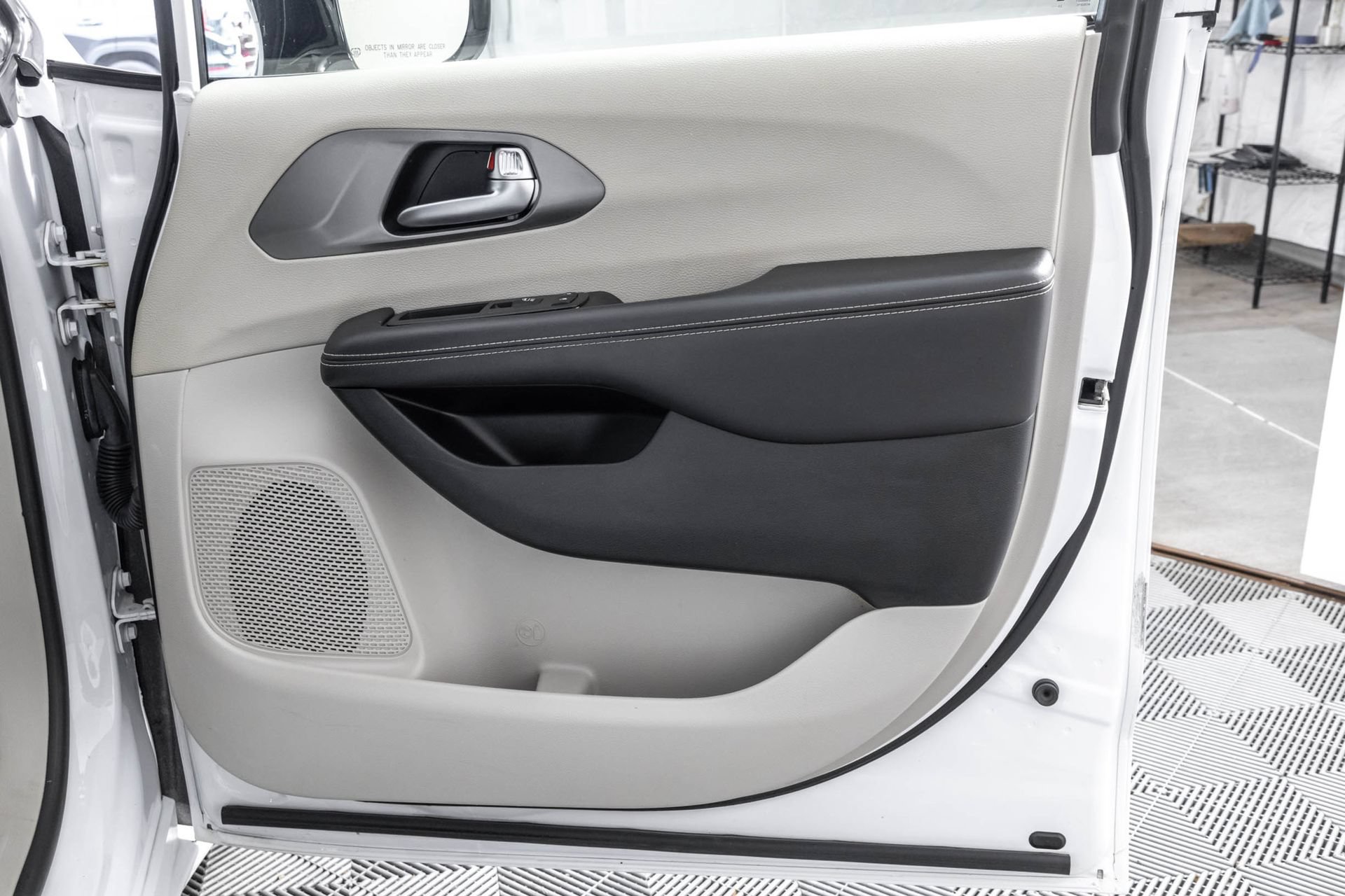 Used 2024 Chrysler Pacifica Limited FWD image 44