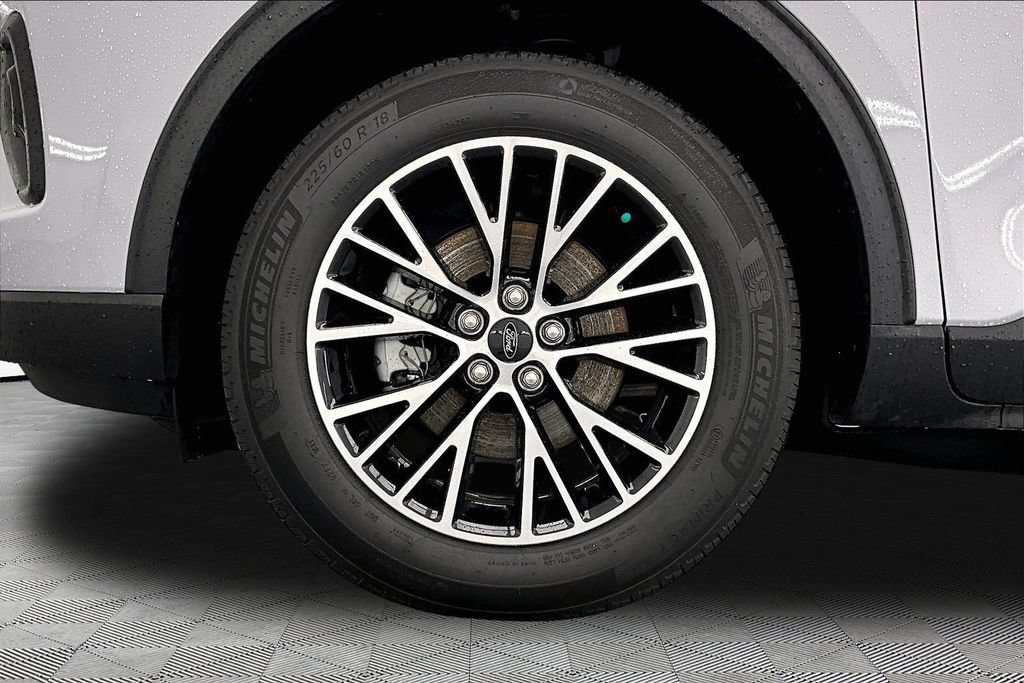 Certified 2025 Ford Escape SE FWD image 9