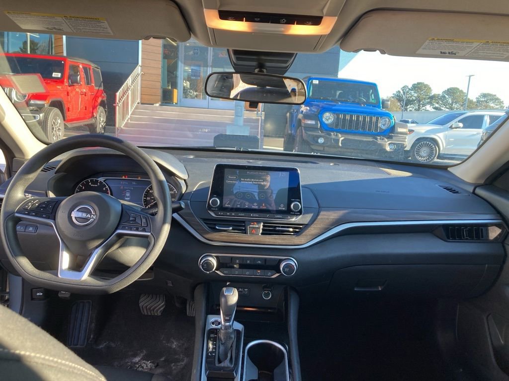 Used 2024 Nissan Altima 2.5 SV image 18