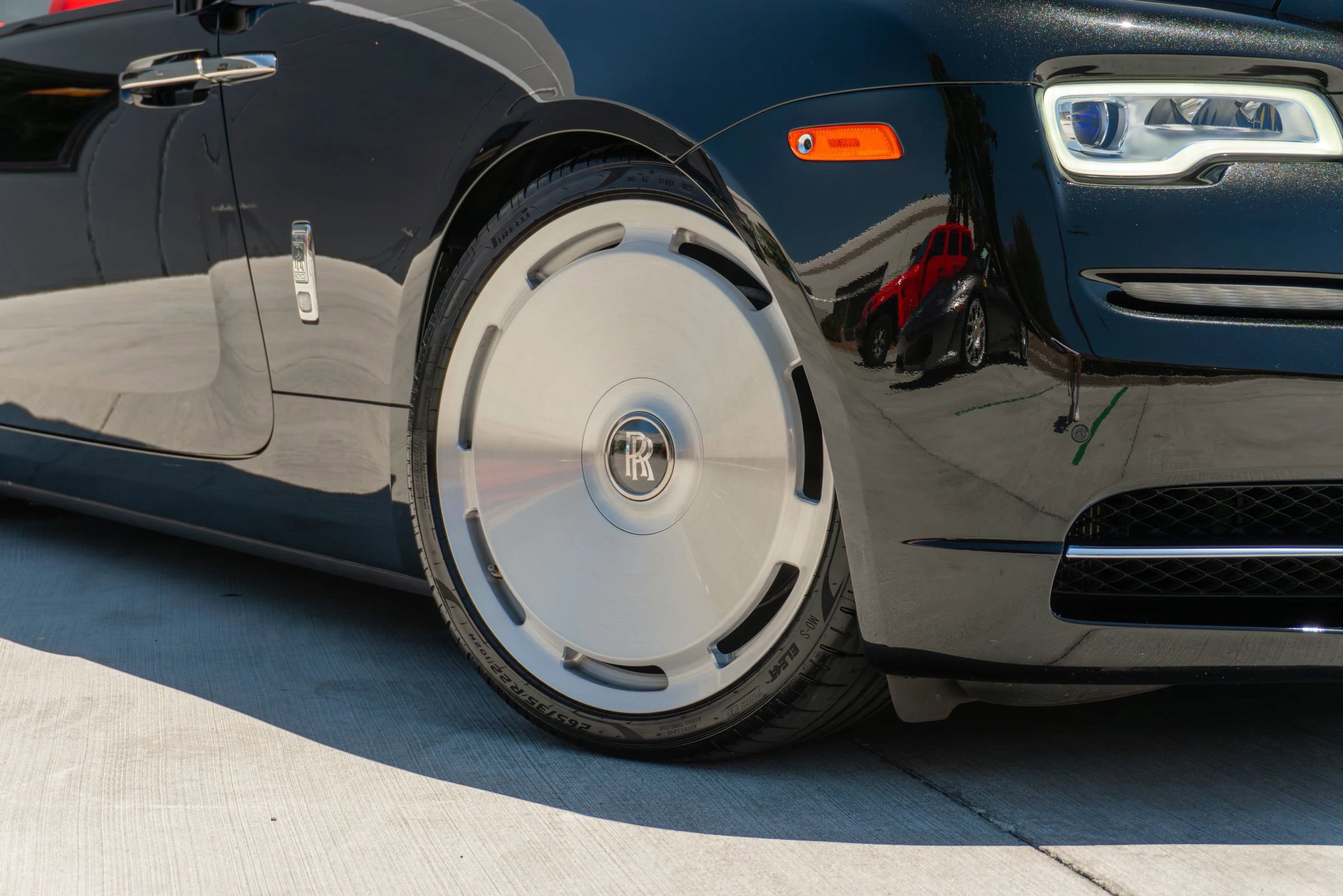 Used 2019 Rolls-Royce Dawn RWD image 39