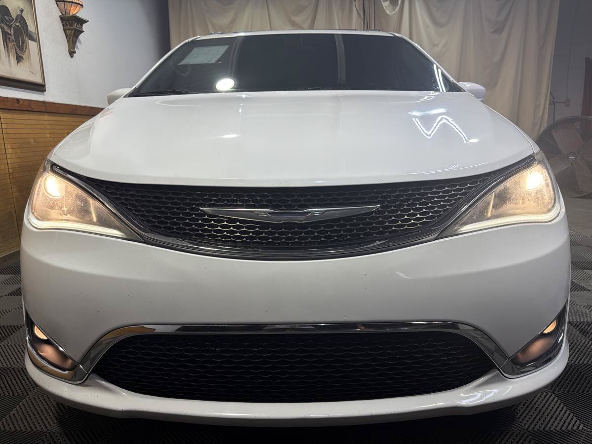 Used 2017 Chrysler Pacifica Touring-L Plus w/ Tire & Wheel Group FWD image 3