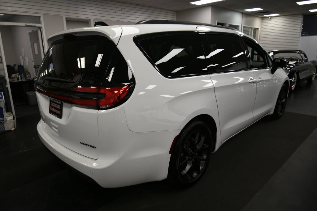 Used 2025 Chrysler Pacifica Limited FWD image 8
