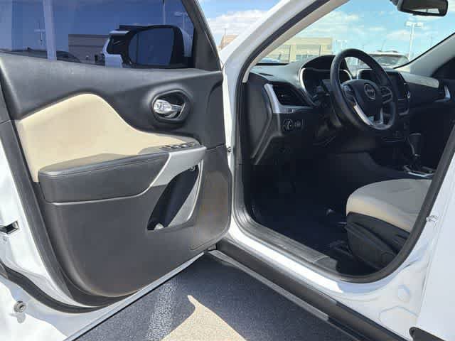 Used 2017 Jeep Cherokee Latitude FWD image 10