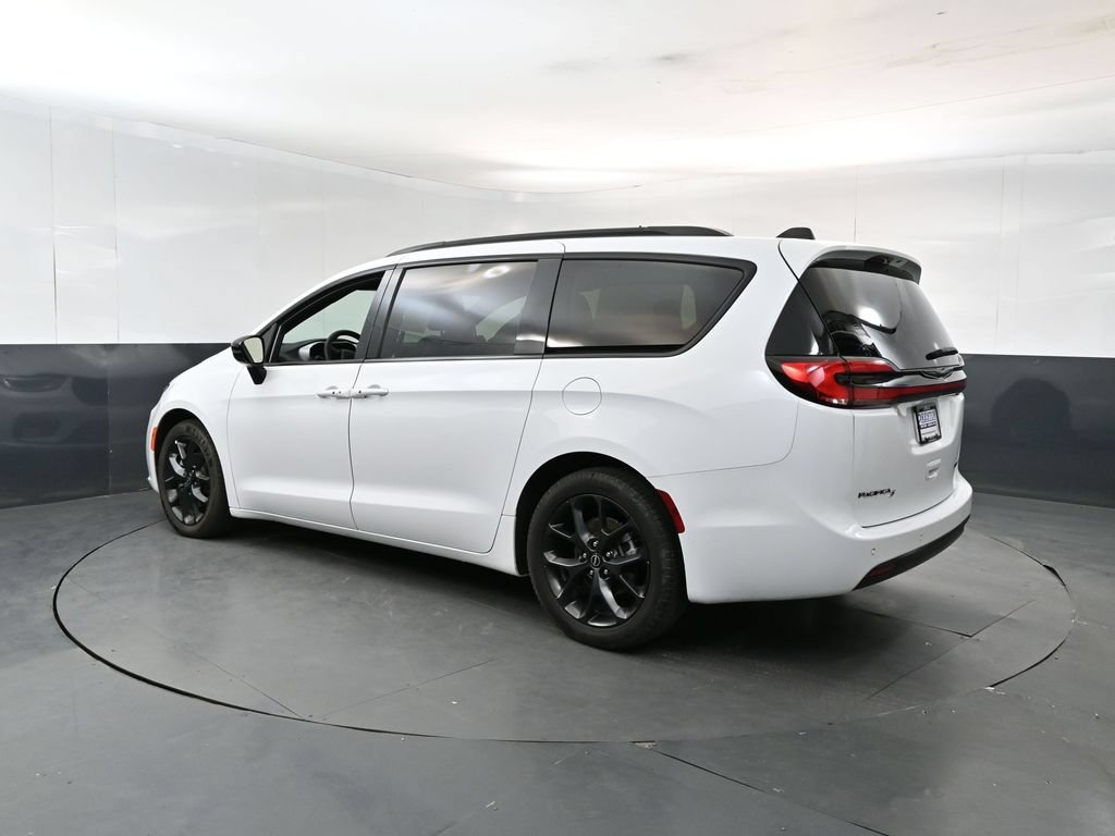 Used 2025 Chrysler Pacifica Limited FWD image 3
