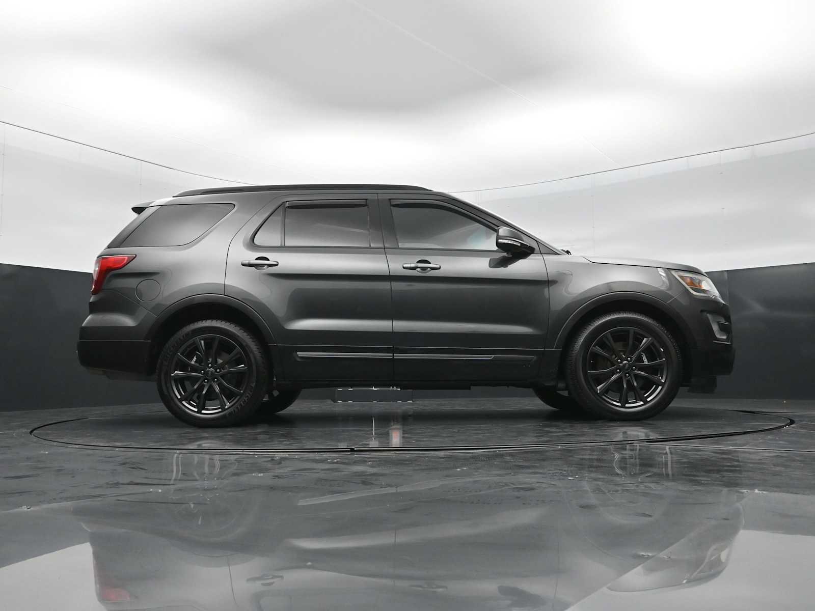 Used 2017 Ford Explorer XLT w/ Equipment Group 202A AWD/4WD image 27