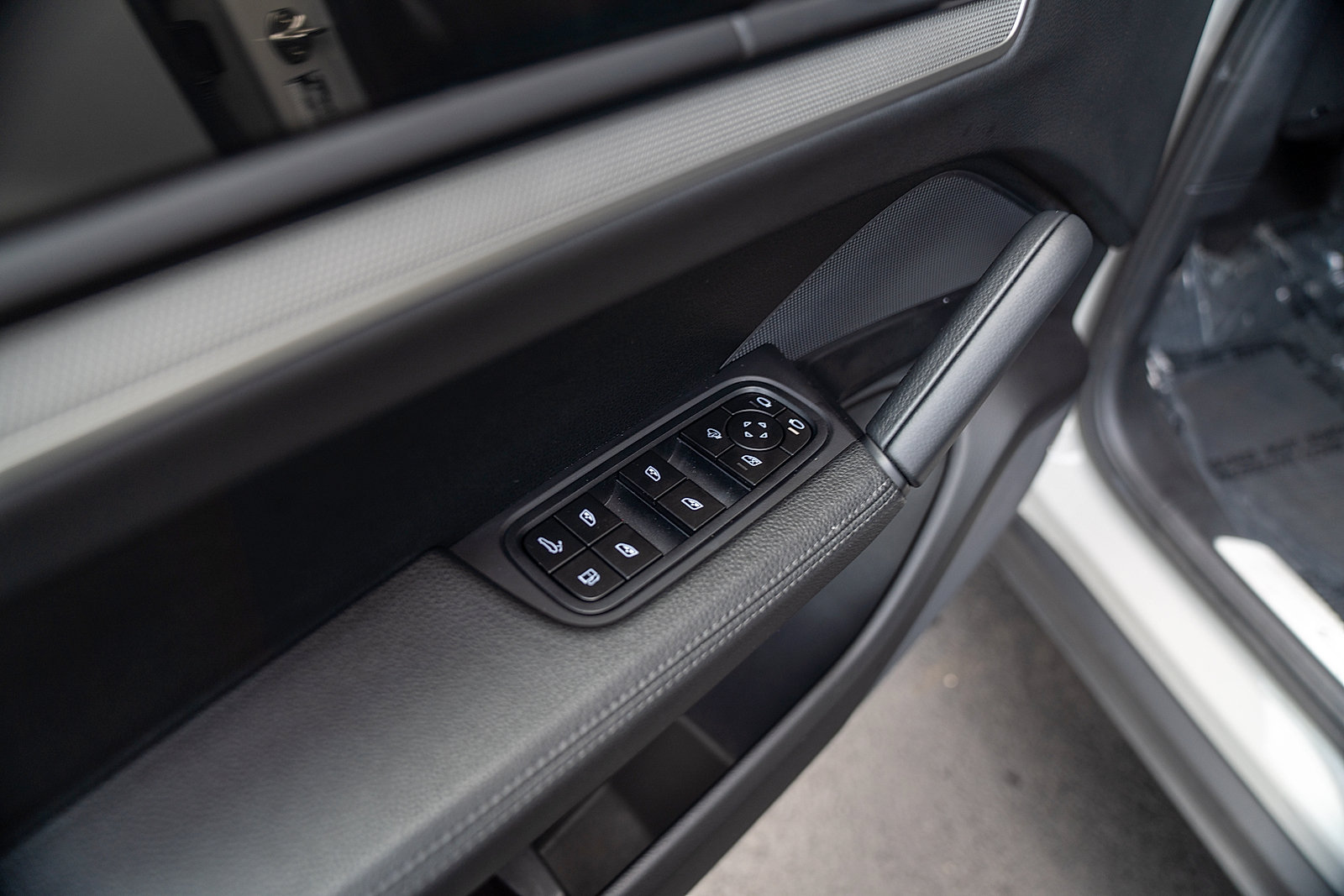 Certified 2025 Porsche Cayenne E-Hybrid w/ Premium Package Plus AWD/4WD image 19