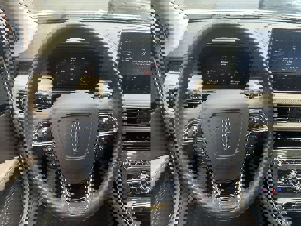 Used 2023 Lincoln Nautilus Reserve image 14