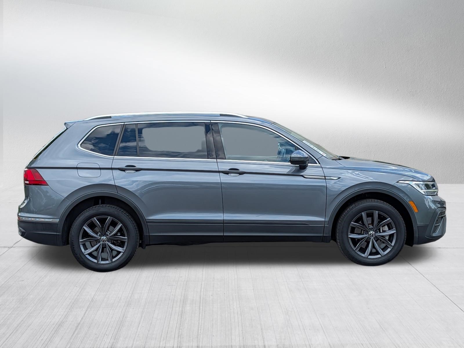 Certified 2023 Volkswagen Tiguan SE w/ Panoramic Sunroof Package AWD/4WD image 8