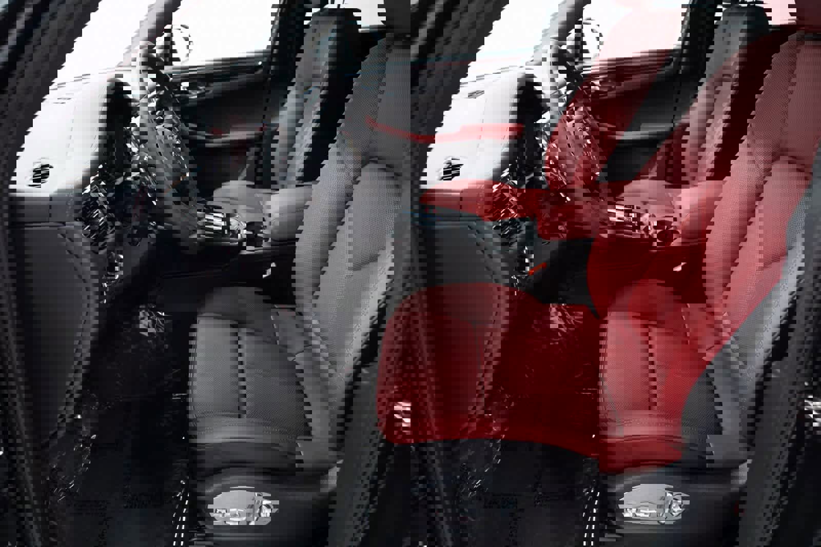 Certified 2025 Porsche Macan image 17